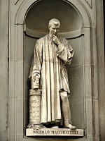 Foto der Statue von Niccolò Macchiavelli 