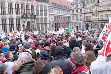 streikende Kolleginnen und Kollegen auf dem Bremer Marktplatz