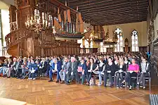 Obere Rathaushalle vollbesetzt mit Menschen