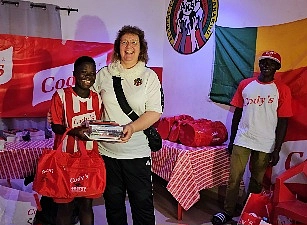 &Uuml;bergabe von Schulmaterial und Sporttasche an Sch&uuml;ler