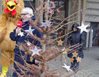 Henning Lühr spricht zu der Tannenbaum-Delegation