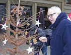 Henning Lühr_Staatsrat Senatorin für Finanzen nimmt den Weihnachtsbaum entgehen