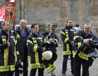 Die Feuerwehrleute wollen eine Uniform übergeben
