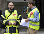 Ingo Tebje (ver.di) übergibt das Mikrofon an Lars Hartwig von der Feuerwehr
