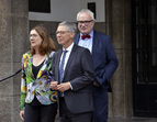 Karoline Linnert (Bürgermeisterin und Senatorin für Finanzen), Karsten Sieling (Präsident des Senats) und Henning Lühr (Staatsrat Die Senatorin für Finanzen) stehen den Beamt_innen Rede und Antwort