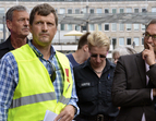 Ingo Tebje (ver.di) hört, was der Bürgermeister zu sagen hat