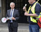 Andreas Strassemeier lädt den Bürgermeister zu einem Nachtdienst ein und überreicht ihm dazu symbolisch den Nachtschlüssel