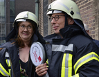 Bürgermeister Karoline Linnert und Bürgermeister Carsten Sieling sind gerüstet für einen Wochenenddienst bei der Feuerwehr.