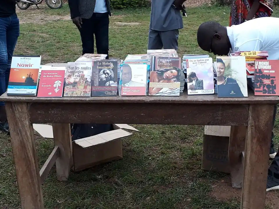 Verschiedene B&uuml;cher auf einem Tisch