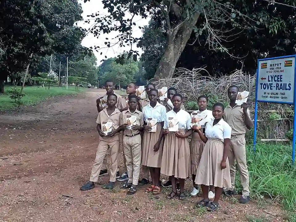 Einige Sch&uuml;ler:innen mit Schulb&uuml;chern