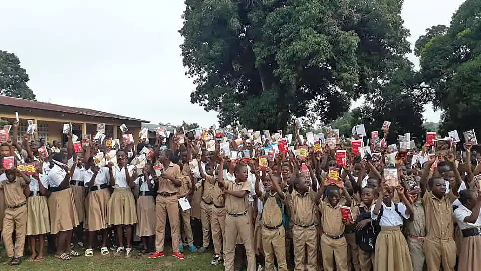 Viele Schulkinder mit B&uuml;chern