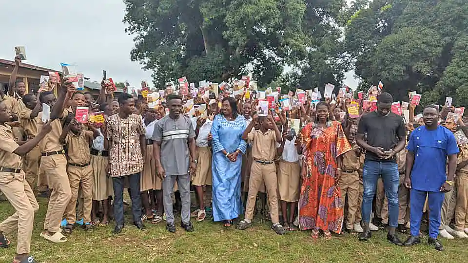 Gro&szlig;e Freude bei der &Uuml;bergabe der B&uuml;cher