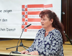 Sandra Kitzmann am Redepult 
˜ Bildnachweis: Rebecca Miller, Fotoarchiv SKB-Bremen