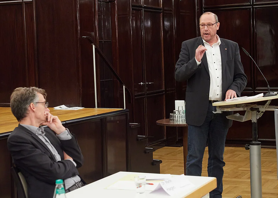Andreas Strassemeier am Redepult, im Vordergrund sitzend Staatsrat Dr. Martin Hagen