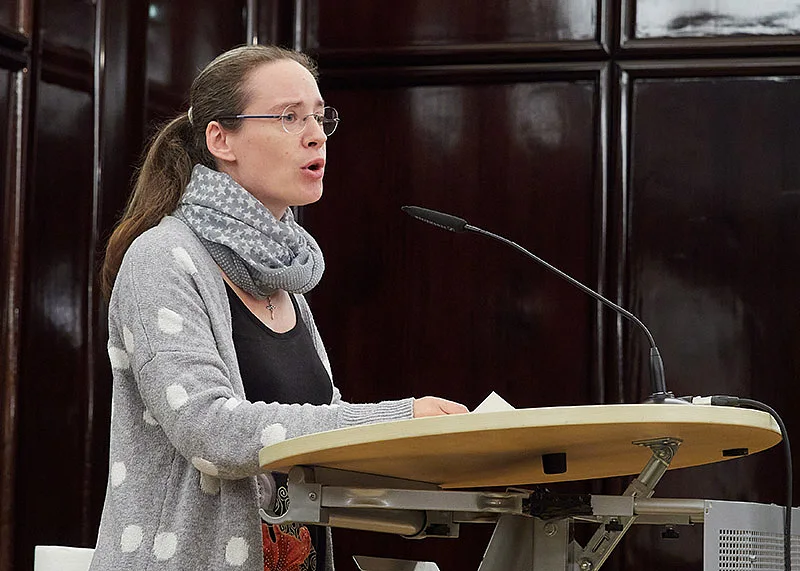 Beatrice Witt am Redepult