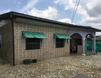 Der Bremer Verein Chancen für Alle e. V. errichtet eine Betreuungsstätte für Straßenkinder in Douala (Kamerun), um sie schrittweise in ein geregeltes Leben zu führen. Das Foto zeigt das Mietobjekt, das 15 Straßenkindern Platz bietet.