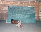 Ein kleiner junge schläft vor einer Tafel 
˜ Bildnachweis: Lebenschance e.V.
