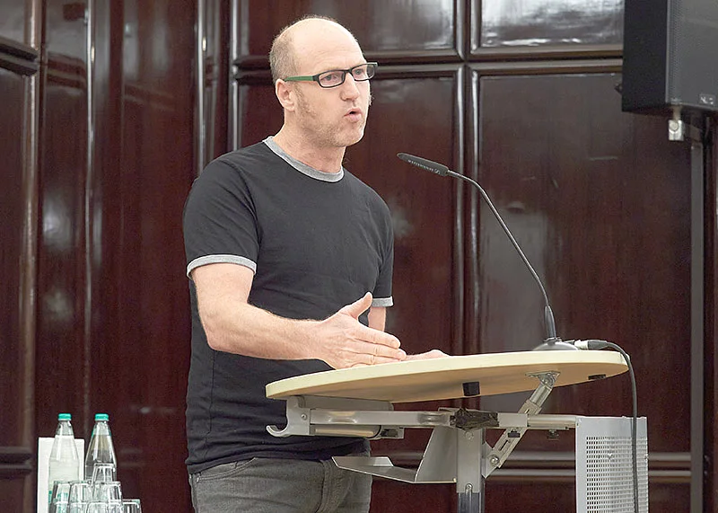 J&ouml;rn L&uuml;tjens am Redepult