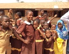 Der Bremer Verein Human & Environment e. V. unterstützt ein umfassendes Schulprojekt in Osogbo, Nigeria. Dort soll ein Schulgarten angelegt werden für die Eigenversorgung der Schüler_innen und auch für die Wissensvermittlung über das Gärtnern.