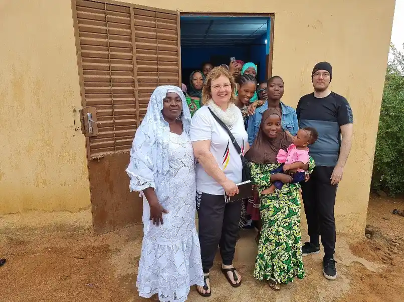 Besuch einer Schneiderin beim Projekt