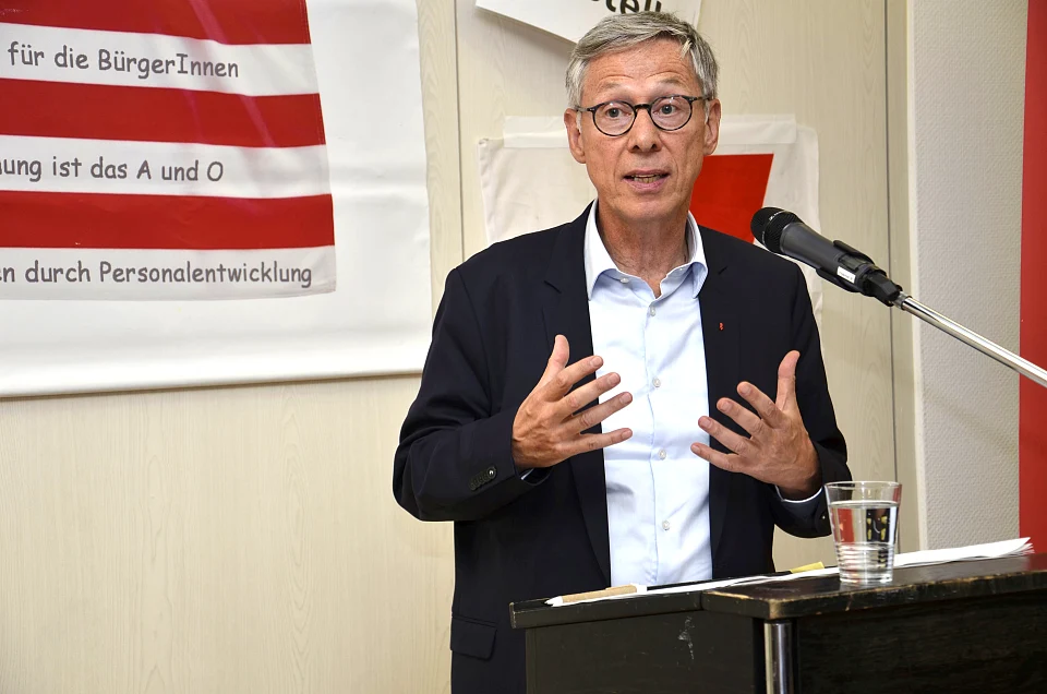Carsten Sieling: "Wenn Bremen w&auml;chst - bei den Einwohnern wie auch in der wirtschaftlichen Entwicklung -, dann funktioniert das nur, wenn wir gleichzeitig die M&ouml;glichkeiten der &ouml;ffentlichen Dienstleistungen st&auml;rken. Ohne einen starken &ouml;ffentlichen Dienst ist das &uuml;berhaupt nicht zu bew&auml;ltigen."