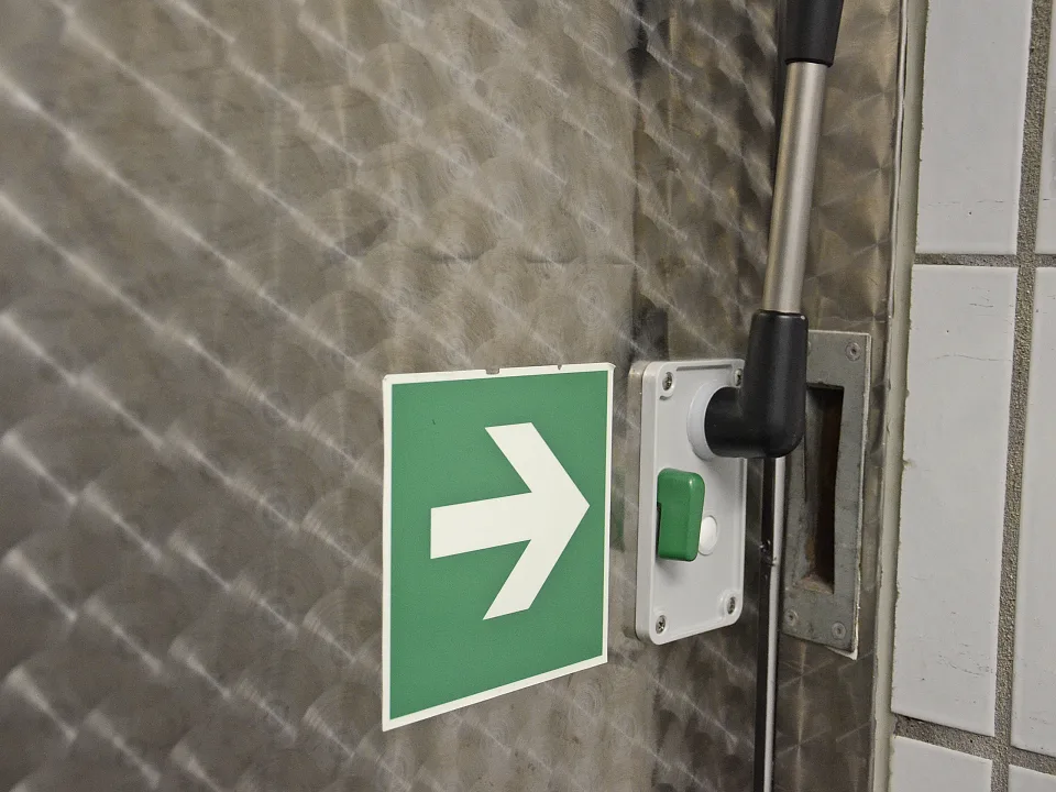 Not&ouml;ffnung K&uuml;hlhaust&uuml;r (innen)