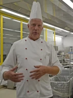 Betriebsleiter Herr Osterloh erklärt den Ablauf bis zur Essensausgabe