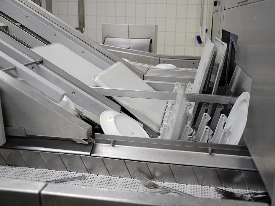 dreckiges Geschirr geht in die Sp&uuml;lmaschine