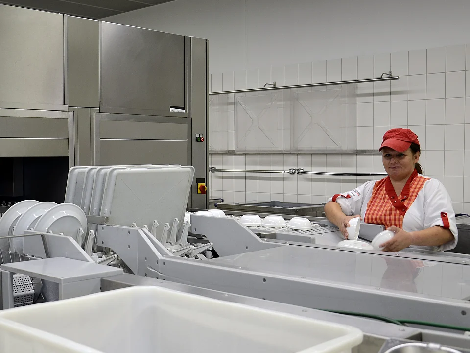 sauberes Geschirr geht aus der Sp&uuml;lmaschine