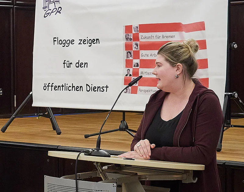 Julia Rahm&ouml;ller am Redepult