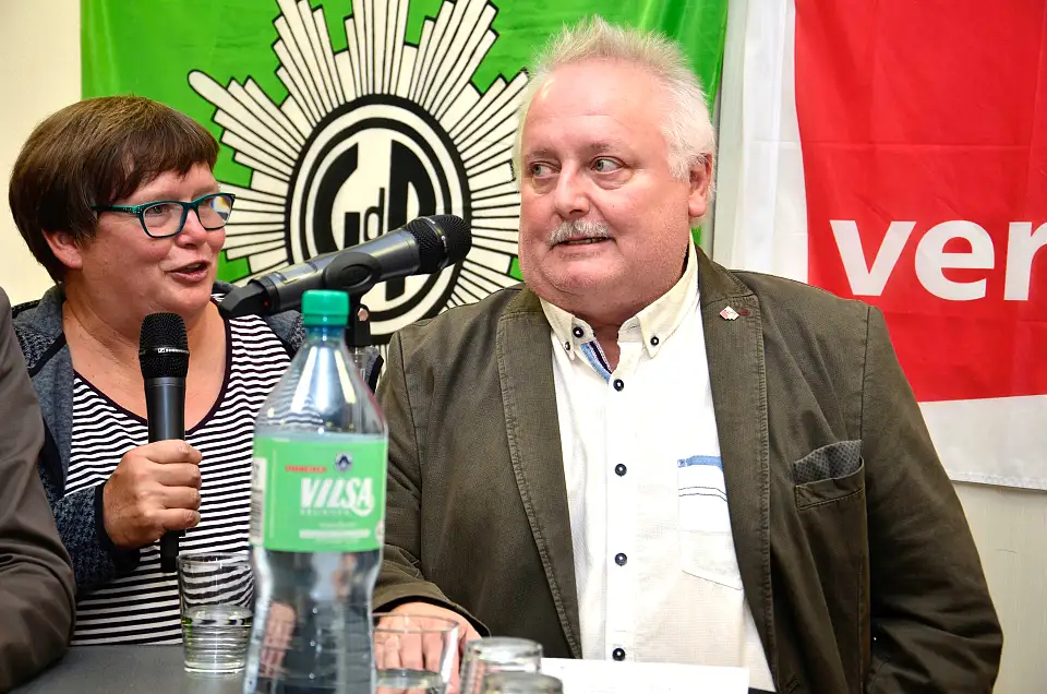 J&uuml;rgen K&ouml;ster (dbb/tarifunion): "Es kann nicht sein, dass die Beamt_innen nicht die gleiche Wertsch&auml;tzung kriegen wie die Tarifbesch&auml;ftigten. Die Wertsch&auml;tzung f&uuml;r die Statusgruppen muss gleich sein. Das hei&szlig;t: Nicht nur inhaltsgleich, sondern auch zeitgleich."