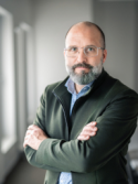 Porträt von Lars Hartwig, GPR-Vorsitzender, mit verschränkten Armen und ernstem Gesichtsausdruck
