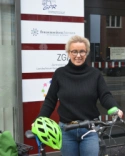 Anne-Katrin Rieke-Brodda, stellvertretende Vorsitzende, steht mit einem Fahrrad vor dem Dienstgebäude des Gesamtpersonalrats