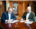 Lars Hartwig und Björn Fecker unterschreiben die Dienstvereinbarung